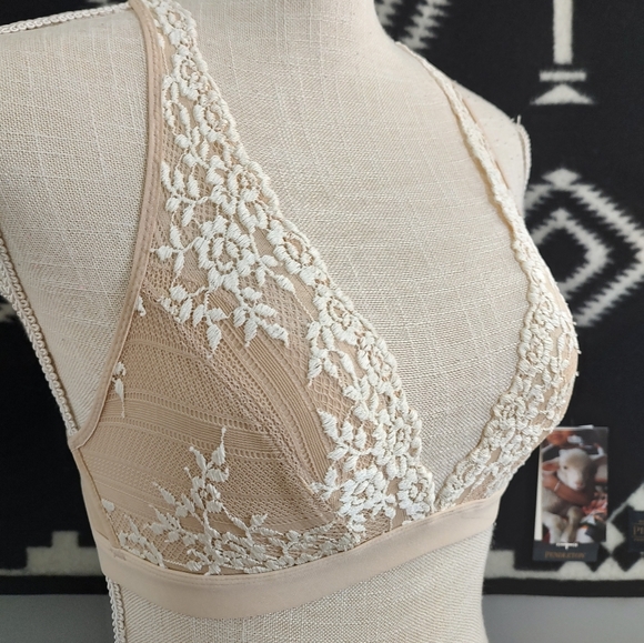 🥰 EUC Wacoal 852191 Embrace Lace Soft Cup Wireless Adjustable Bra, Sand, 32 (S) - Picture 8 of 13